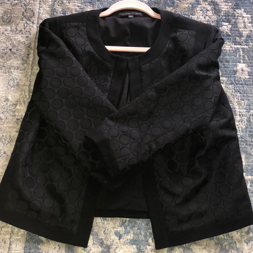Gorgeous black polka dot blazer 🖤